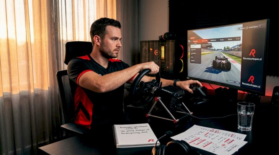 Man beleeft racesimulatie aan zijn bureau met stuur en controller