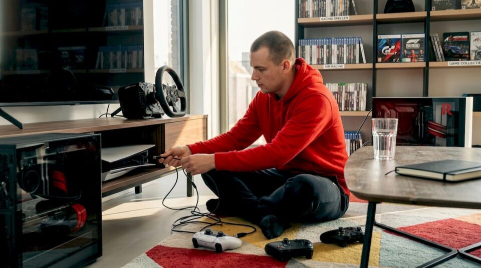 Fanatieke simracer bouwt zijn eigen race-opstelling midden in de woonkamer
