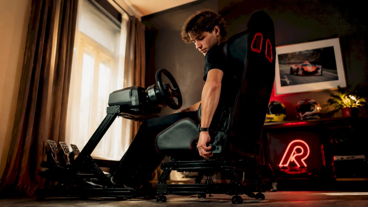 Man stelt zijn ergonomische racestoel af in zijn eigen gamekamer.