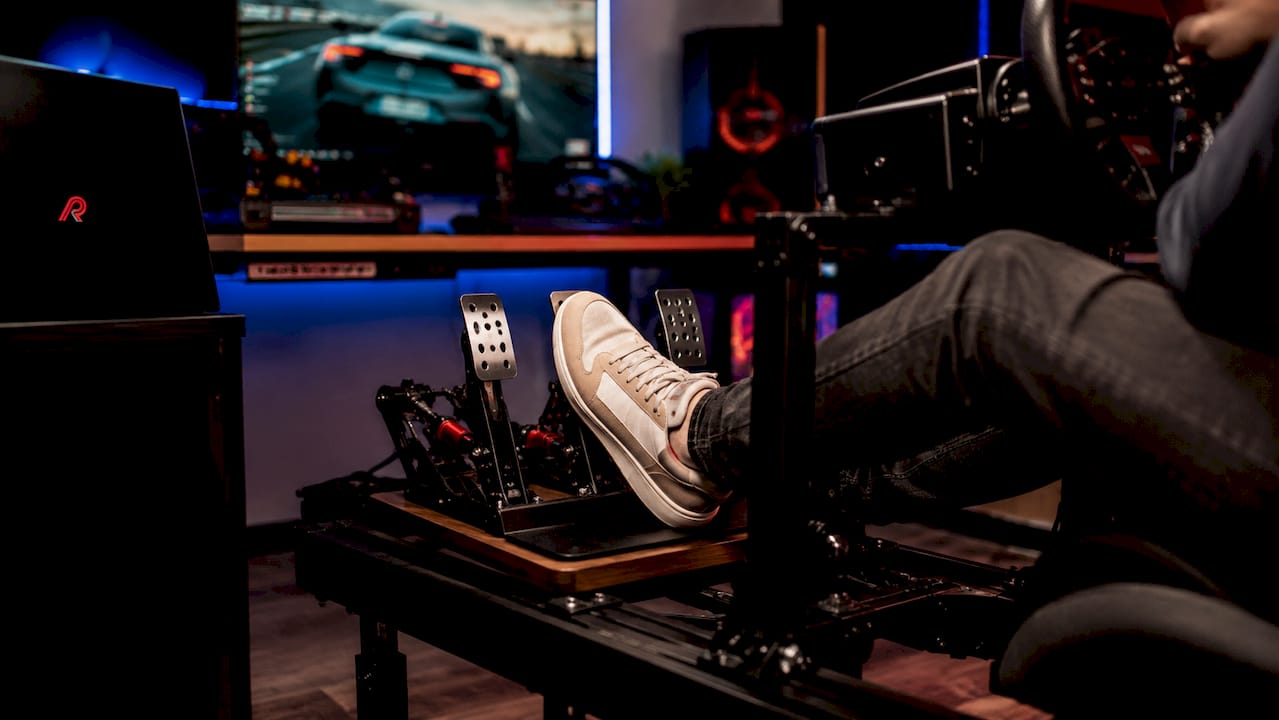 Detailopname van loadcell pedalen in een sim racing setup
