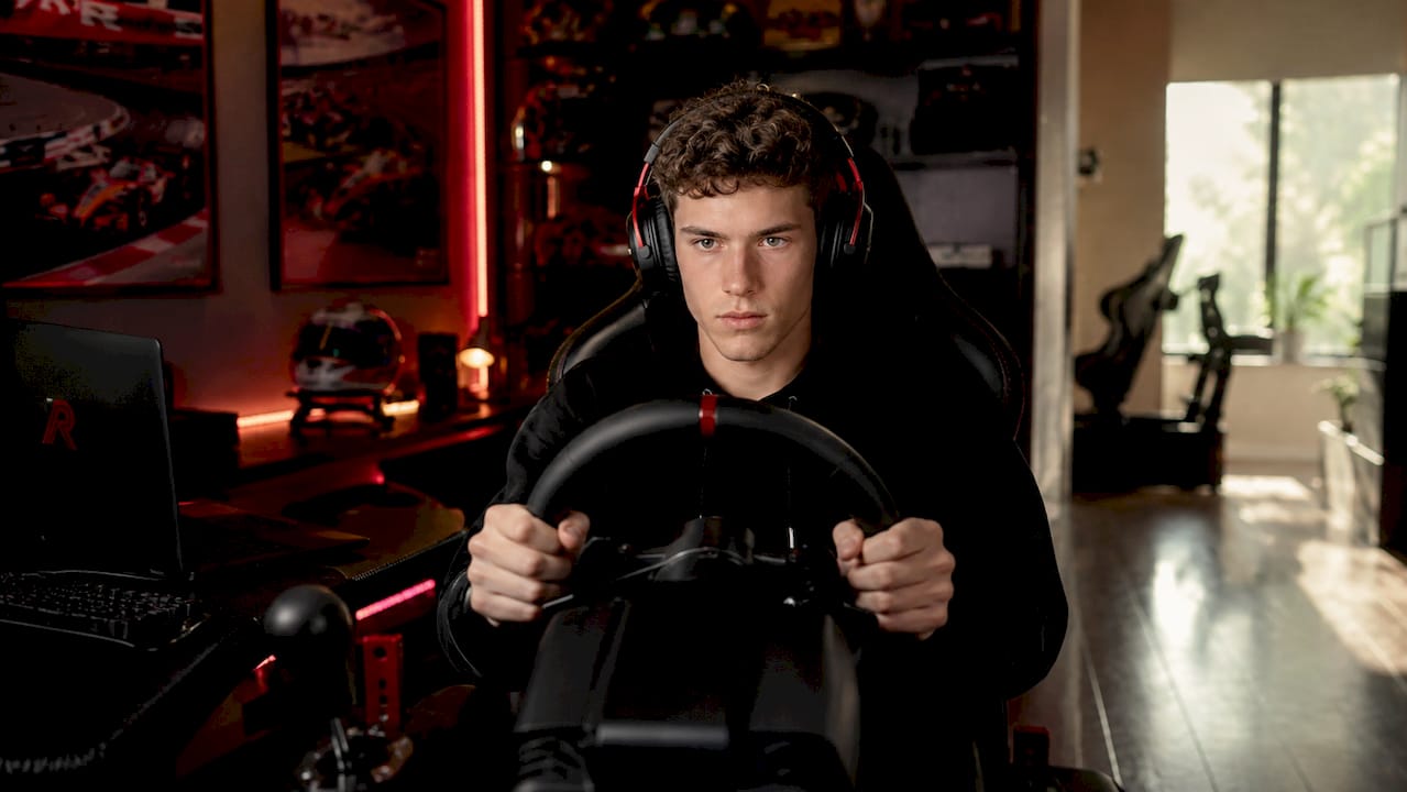 Een man geniet thuis in zijn gamekamer van een realistische racesimulator.