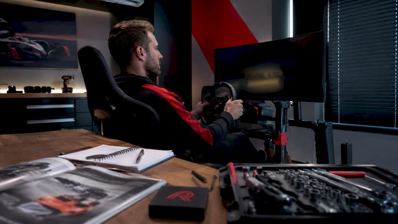 Simracer die achter zijn stuur nog even snel de differentieel-instellingen tweakt