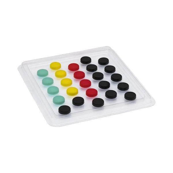 De Fanatec Button Caps and Sticker Set heeft een doorzichtig vierkant bord met vijf rijen en kolommen, op elke rij staan gekleurde stukjes.