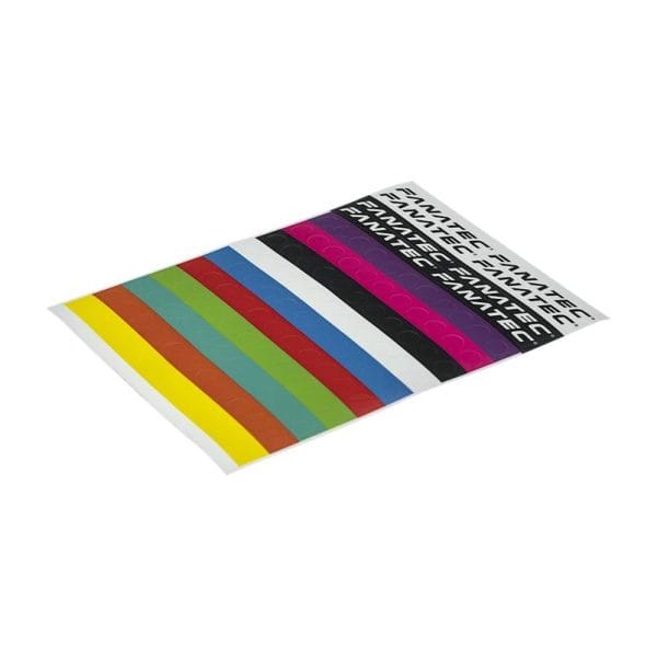 Vellen met rijen kleine, ronde stickers in geel, rood, oranje, groen, blauw, wit, roze en zwart; sommige met het label "FANATEC".