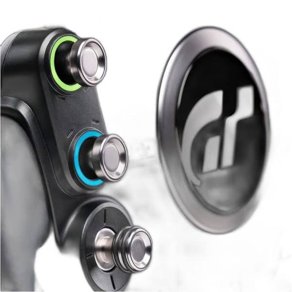 Drie metalen knoppen met gekleurde ringen op een Fanatec ClubSport GT stuurwiel, voor een vage badge met Gran Turismo®-logo.