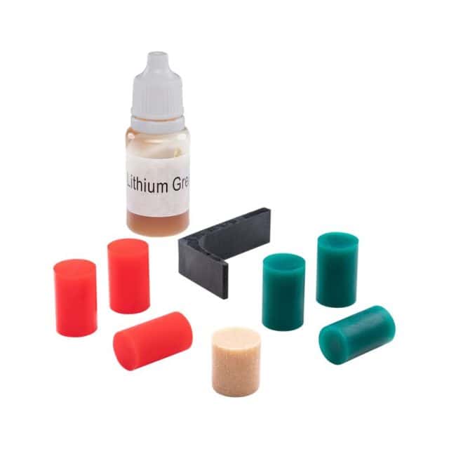 Een klein flesje met het label Lithium Gre zit achter de Fanatec ClubSport Pedalen V3 onderdelen: rode, groene en bruine cilinders met een zwart L-stuk.