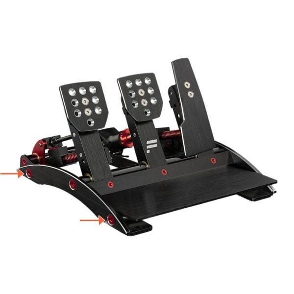 De Fanatec ClubSport Pedals V3 set heeft drie zwarte pedalen met zilveren accenten op een gebogen metalen voet, met twee oranje pijlen die wijzen naar rode M8x20mm schroeven aan de voorkant.