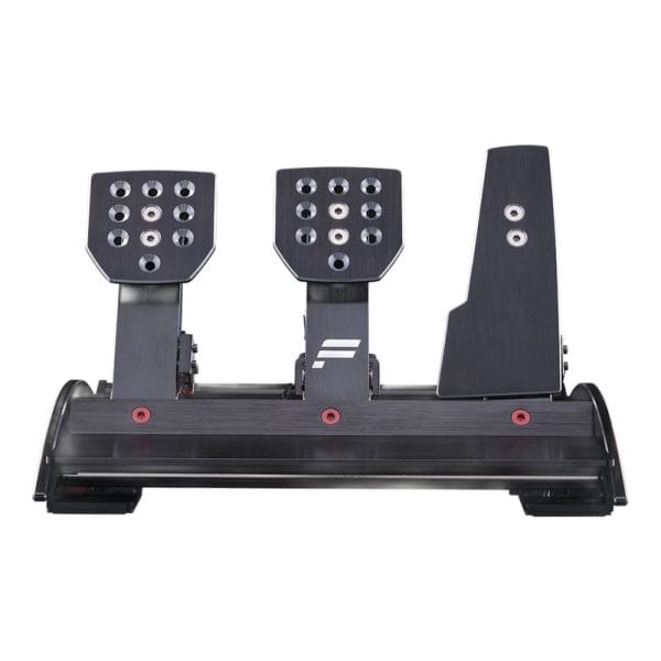 De Fanatec ClubSport Pedalen V3 (Refurbished) hebben drie zwarte metalen pedalen op een voet met afstelgaten en een logo in het midden.