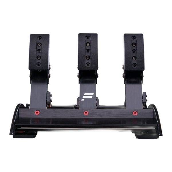 Vooraanzicht van Fanatec ClubSport Pedalen V3 (Gereviseerd), drie zwarte racepedalen op een metalen voet, elk met afstelgaten en sluitingen.
