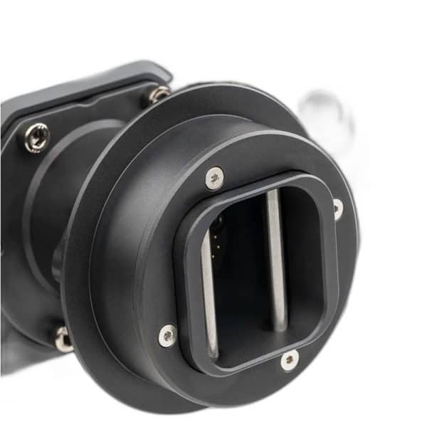 Een close-up van de Fanatec ClubSport Racing Wheel F1® + CSL Elite V2 Ready2Race Bundle connector benadrukt de zwarte rechthoekige vorm, zichtbare metalen staven en schroeven.