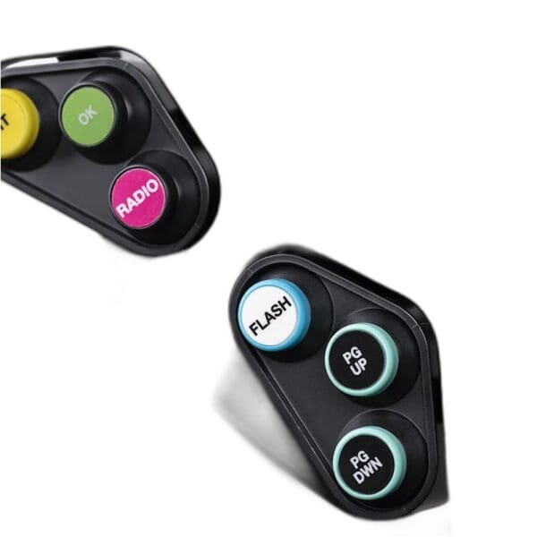 Close-up van twee driehoekige knoppenpanelen op het Fanatec ClubSport-stuur GT3 voor Xbox met de knoppen EXIT, OK, RADIO, FLASH, PG UP en PG DWN in felle kleuren.