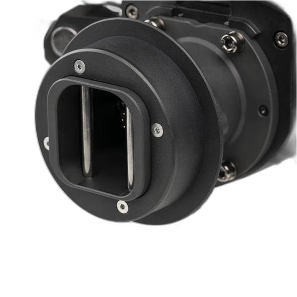 Close-up van de Fanatec ClubSport Universal Hub V2 + QR2 wielzijde, een zwarte cilinder met een rechthoekige uitsparing, schroeven en metalen onderdelen.