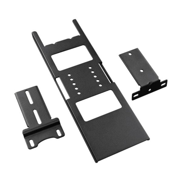 Drie zwart metalen Fanatec CORSAIR XENEON EDGE montagebeugels met verschillende uitsparingen, schroefgaten en unieke vormen.