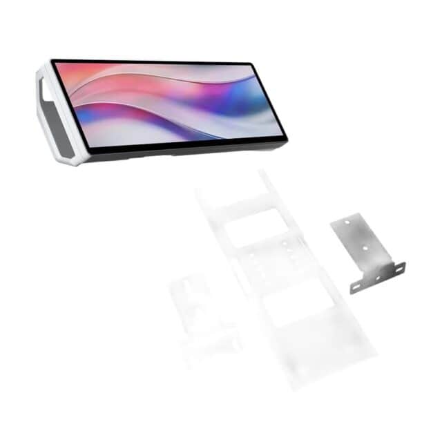 De Fanatec CORSAIR XENEON EDGE (White) + Mounting Bracket Bundle staat schuin boven verschillende onscherpe metalen beugels.