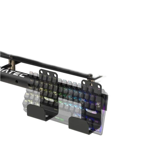De Fanatec CSL Cockpit Toetsenbordhouder ondersteunt een zwart toetsenbord met achtergrondverlichting op een metalen staaf met beugels en lichte bewegingsonscherpte.