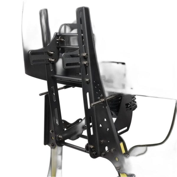 Een close-up van de Fanatec CSL Cockpit Monitor Holder, een zwarte verstelbare beugel met bouten, gemonteerd op een transparant oppervlak met zichtbare bedrading.