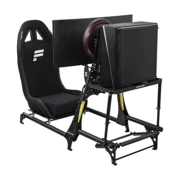 Een Fanatec CSL Cockpit Shelf racesimulator heeft een kuipstoel, een groot beeldscherm, een stuur en een pc-bevestiging op een metalen frame.