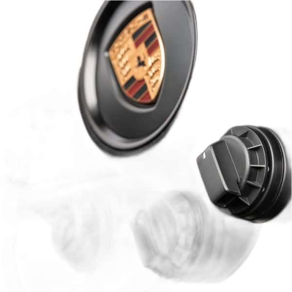 Een close-up van de Fanatec CSL DD QR2 Ready2Race Vision GT Bundle (5 Nm) en een zwart plastic gereedschap, waarbij sommige onderdelen wazig of halfdoorzichtig zijn.