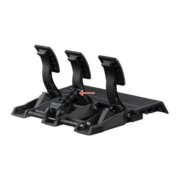Fanatec CSL Elite Pedalen V2: zwarte plastic racesimulatorpedalen op een basis met textuur, oranje pijl wijst naar onderdelen onder de rem.