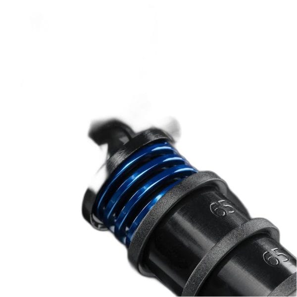 Close-up van een gereviseerde Fanatec CSL Elite Pedalen V2, met de nadruk op zwart en blauw metallic veerspoelen met gegraveerde nummers.