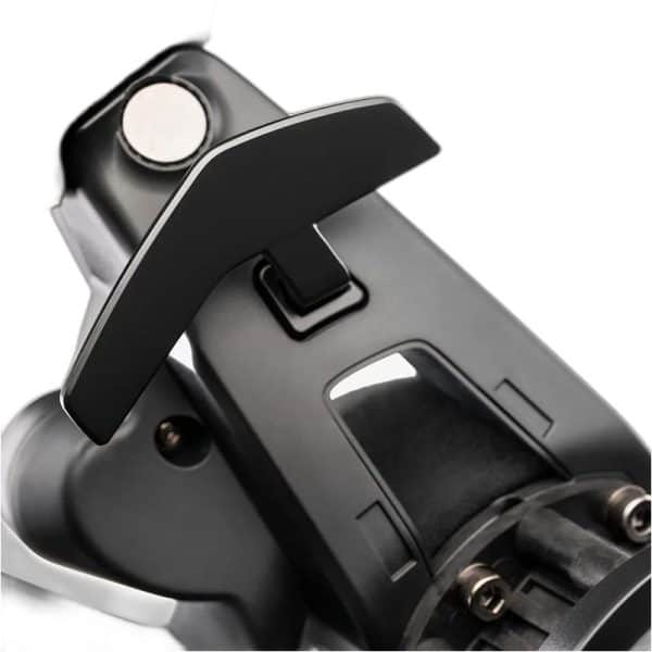 Close-up van het Fanatec CSL Elite Stuur Porsche Vision GT, met zijn zwarte mechanische opbouw met hendel, metalen knop, vergrendeling en schroeven.