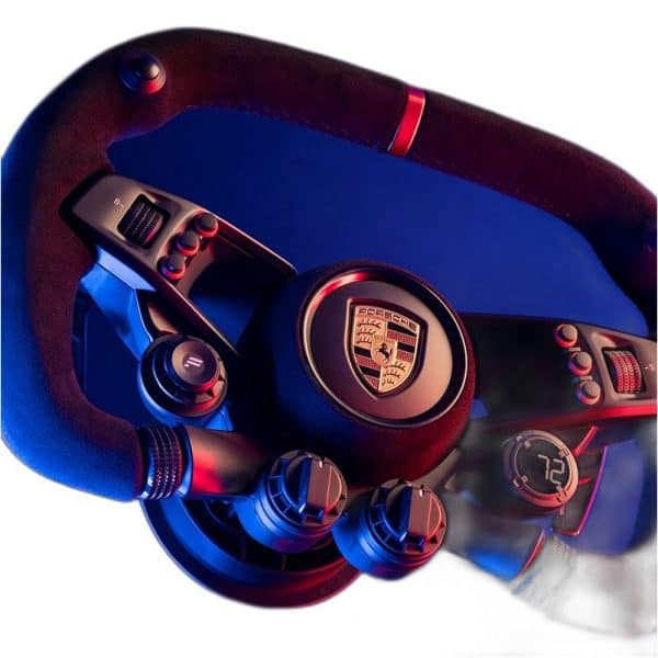 Een close-up van het Fanatec CSL Elite Stuur Porsche Vision GT (Refurbished), met Porsche logo, knoppen en blauw-rode verlichting.