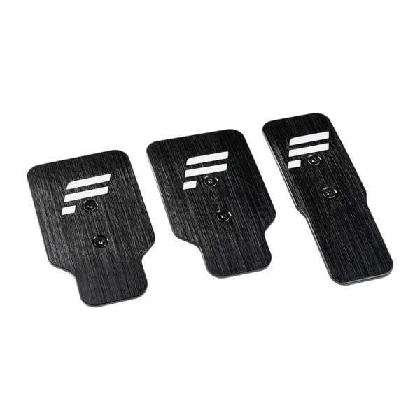 Drie zwarte, rechthoekige metalen CSL Pedalen Tuning Kit covers van Fanatec hebben een geborstelde afwerking, witte strepen en bevestigingsgaten.