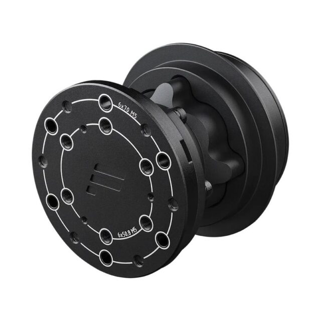 De Fanatec wielnaaf is een zwart metalen onderdeel met meerdere ronde gaten, markeringen en twee opvallende schijfvormige delen.