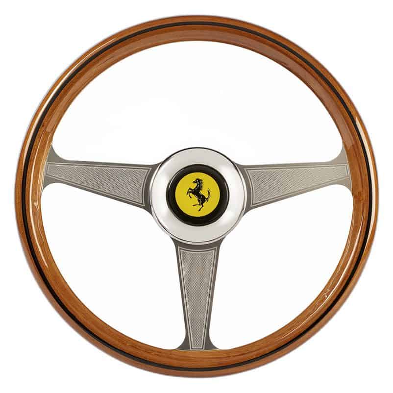 Het Fanatec FERRARI 250 GTO WHEEL ADD-ON heeft een klassieke houten velg, drie zilveren spaken en een geel midden met een zwart steigerend paard.