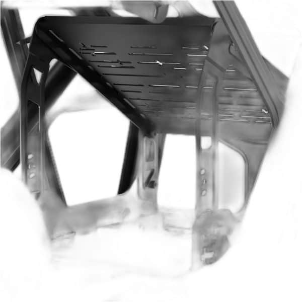 De Fanatec GT Cockpit Inverted Pedal Mount heeft een zwarte metalen plank met geventileerde sleuven en vier schuine poten in een stevig frame.