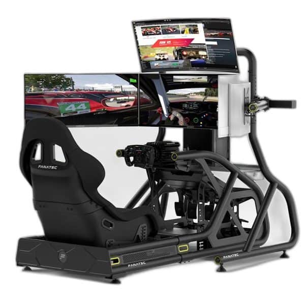 Zwarte GT Cockpit racesimulator met Fanatec stoel, stuur, pedalen, stevig frame en drie monitoren waarop een racegame en browser te zien zijn.