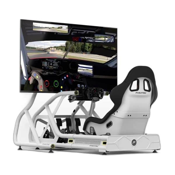 Fanatec GT Cockpit Monitor Stand set-up met racestoel, stuur, pedalen en een grote gebogen monitor waarop een cockpitracespel te zien is.