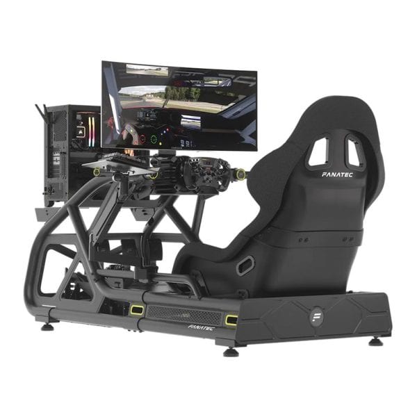 Een zwarte Fanatec GT Cockpit Seat heeft een Fanatec stuur, pedalen, een racespel op een monitor en een computer in de buurt.
