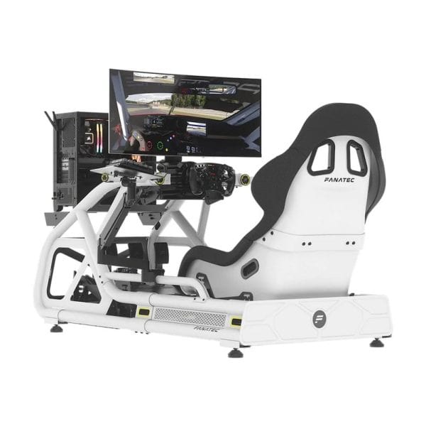 Een Fanatec GT Cockpit Seat heeft een racestoel, stuur, pedalen en monitor waarop een racespel te zien is, met een computertoren aan de linkerkant.