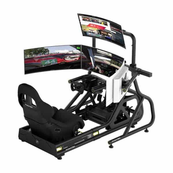 De Fanatec GT Cockpit Triple Monitor Expansion Kit (zwart) bevat een robuust metalen frame, kuipstoel, stuur, pedalen, versnellingspook en drievoudige monitorbevestiging - ideaal voor meeslepende racesimulatie.