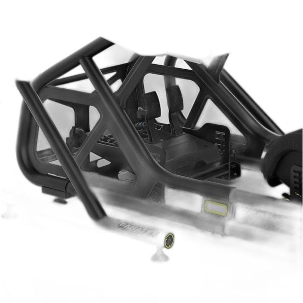 Een close-up van de Fanatec GT Cockpit Triple Monitor Expansion Kit (zwart) met de metalen buizen, zitting, pedalen en oppervlakteweerkaatsingen.