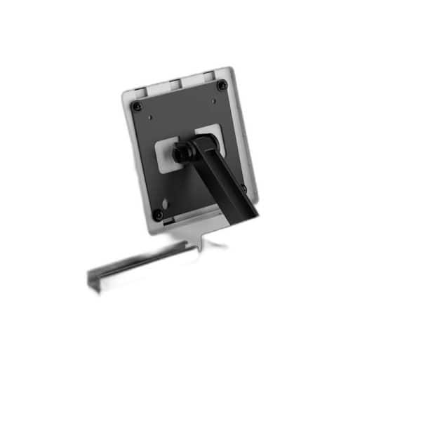 De Fanatec GT Cockpit Triple Monitor Expansion Kit (zwart) heeft een verstelbare arm en wordt bevestigd aan een muurbeugel, afgebeeld vanaf de achterkant.