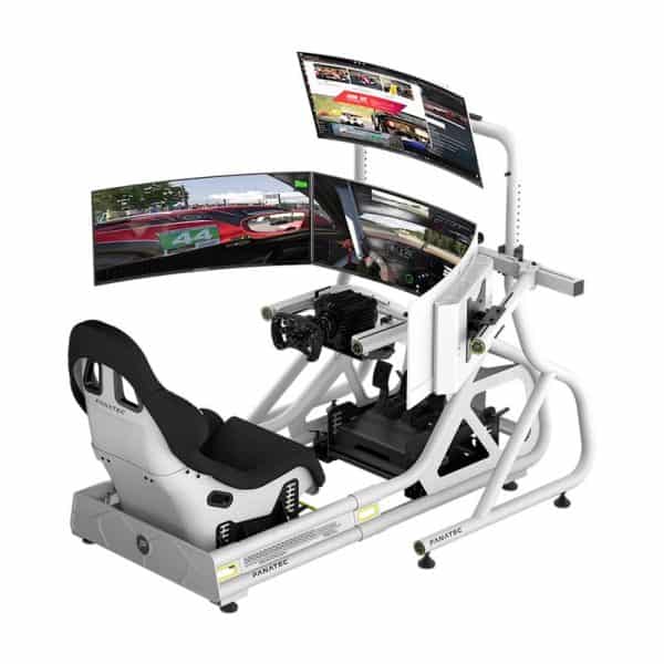 De Fanatec GT Cockpit Triple Monitor Expansion Kit heeft een zwarte stoel, drie grote gebogen monitoren, stuur, pedalen en montage op een stevig metalen frame.