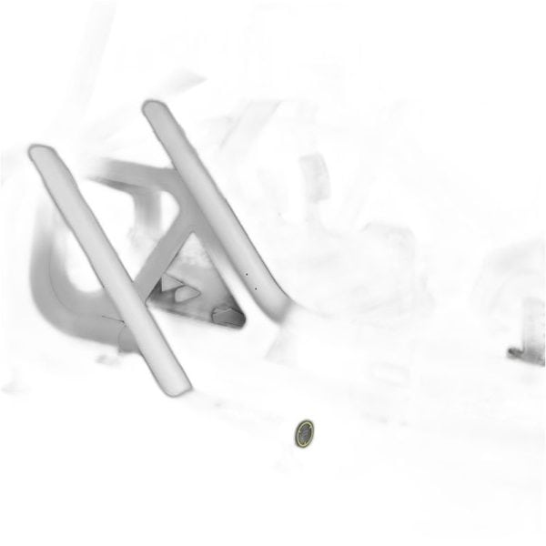 Twee schuine witte metalen staven van de Fanatec GT Cockpit Triple Monitor Expansion Kit rusten parallel op een wit oppervlak, met een klein rond voorwerp, mogelijk een muntstuk, eronder.