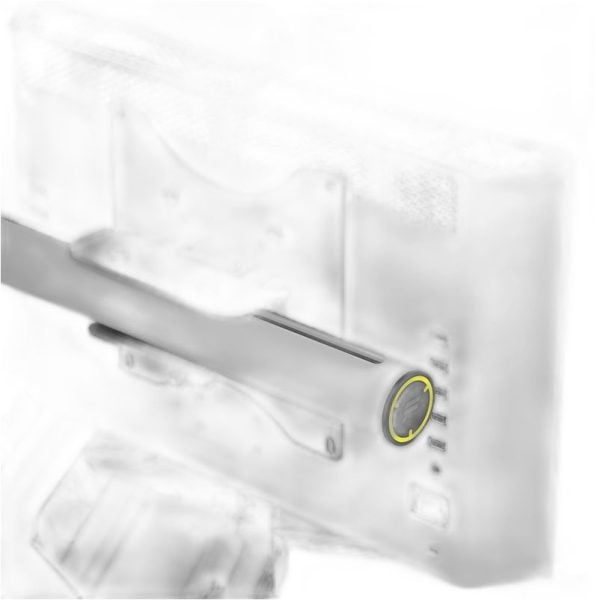 De Fanatec GT Cockpit Triple Monitor Expansion Kit toont een metalen arm gemonteerd op een monitor, vastgehouden door een geelgerande schroef, met verschillende nabijgelegen poorten.