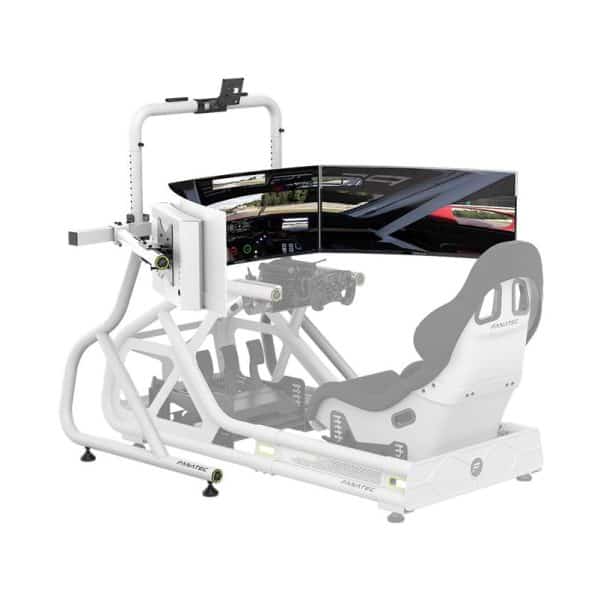 De Fanatec GT Cockpit Uitbreidingsset met drie monitoren bevat een kuipstoel, stuur, pedalen en monitoren waarop een racegame wordt weergegeven.