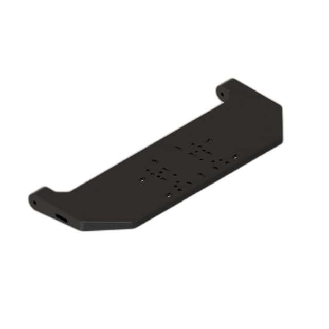 Het Fanatec P1X Pro Wheeldeck is een rechthoekige beugel van zwart metaal met afgeronde hoeken, centrale gaten en schuine uiteinden met extra gaten.