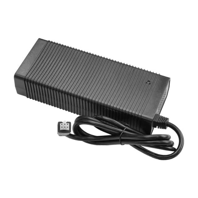 De Fanatec Podium DD Wheel Base voeding heeft een zwart, geribbeld oppervlak en een aangesloten kabel met een rechthoekige 4-pins connector.