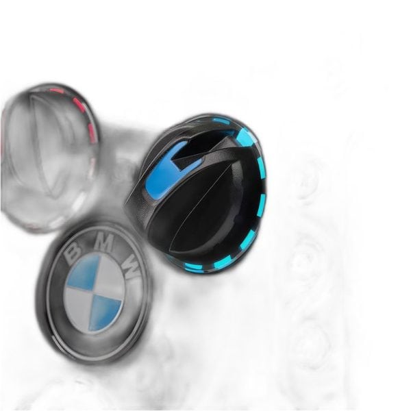 Een close-up van drie Fanatec Podium stuur BMW M4 GT3 (Refurbished) bedieningsknoppen, waarvan één met blauwe accenten. Het BMW logo staat op één knop.