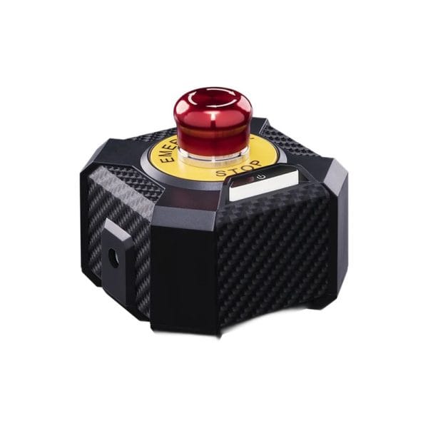 Close-up van de Fanatec Podium Wheel Base DD2 QR2 met een rode zeshoekige noodstopknop met gele ring op een behuizing met koolstofvezeltextuur.