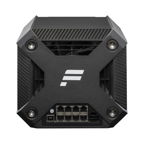 De Fanatec Podium Wheel Base DD2 QR2 is een zwart, kubusachtig apparaat met poorten aan de voorkant en een bovenkant met een gestileerd F-logo en schroeven.