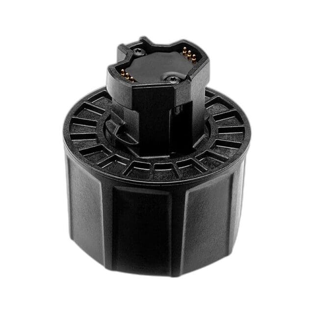 De Fanatec QUICK RELEASE ADAPTER is een zwarte, cilindervormige connector met een ingekeepte bovenkant en zichtbare gouden contacten.