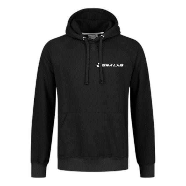 De Sim-Lab Hoodie - S van Fanatec is een zwart sweatshirt met capuchon, trekkoorden, voorzak en "SIM LAB" in het wit op de borst.