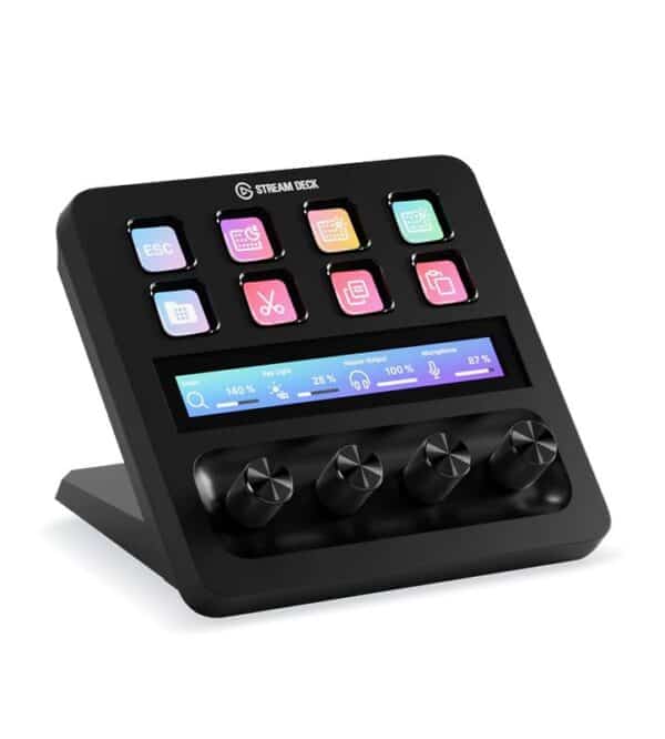 Het Fanatec Stream Deck + heeft acht LCD-toetsen, een digitaal systeemstatusdisplay en vier draaiknoppen, schuin geplaatst op een standaard.