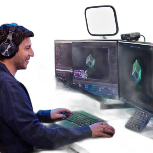 Een persoon met een koptelefoon zit aan een bureau met een Fanatec Stream Deck+, toetsenbord, muis en twee monitoren waarop montagesoftware wordt weergegeven. Boven de monitoren zijn een webcam en ringverlichting geplaatst.